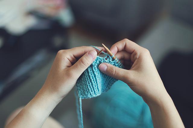 編み物をする人の手